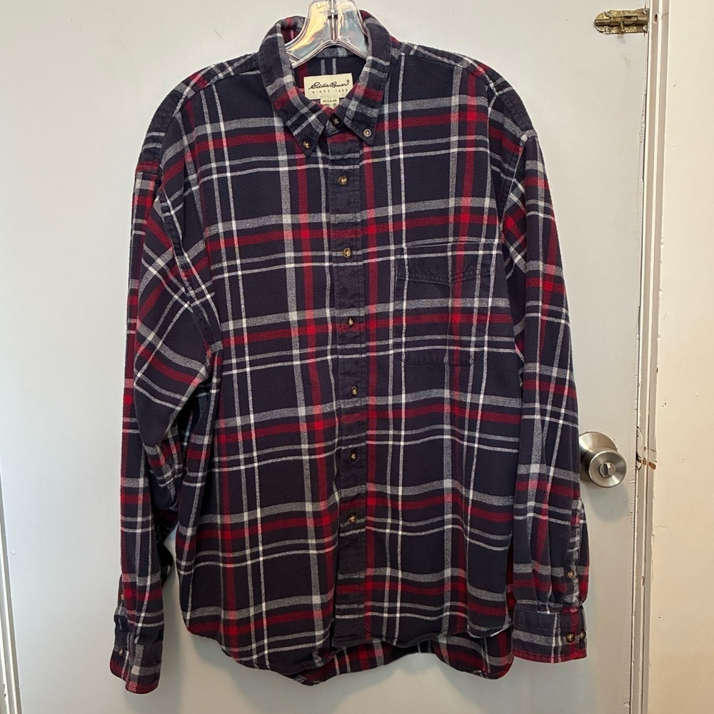 EDDIE BAUER Men’s Navy and Red Plaid Button Down Long Sleeve Flannel size XL